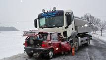 Pondělní ráno 14. ledna na silnicích Chrudimska poznamenala tragická nehoda, k níž došlo na hlavní komunikaci mezi Krounou a Kladnem. Při čelním střetu nákladního automobilu s osobním vozidlem při ní vyhasl život sedmatřicetiletého řidiče osobního auta.