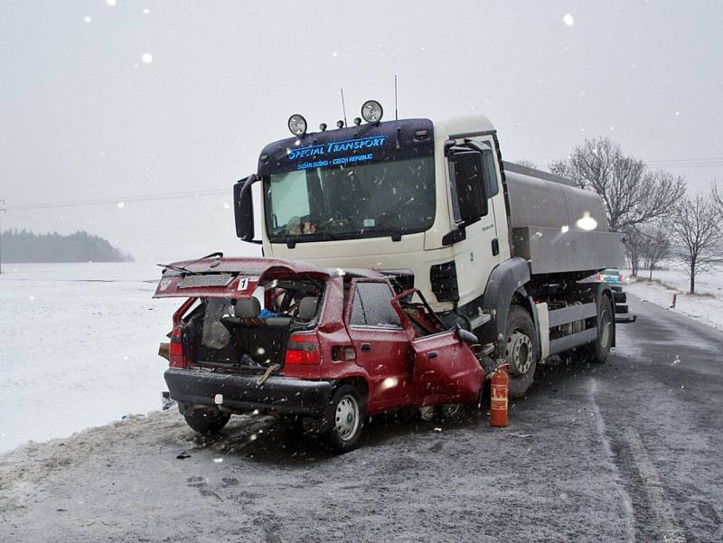Pondělní ráno 14. ledna na silnicích Chrudimska poznamenala tragická nehoda, k níž došlo na hlavní komunikaci mezi Krounou a Kladnem. Při čelním střetu nákladního automobilu s osobním vozidlem při ní vyhasl život sedmatřicetiletého řidiče osobního auta.