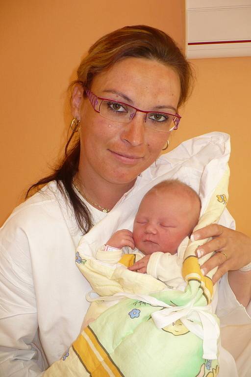 KAROLÍNKA ČERNÁ. Hlinsko má novou obyvatelku. Narodila se Marianně a Jaroslavovi 16. května v 18:01 a její míry byly 3,56 kg a 50 cm.
