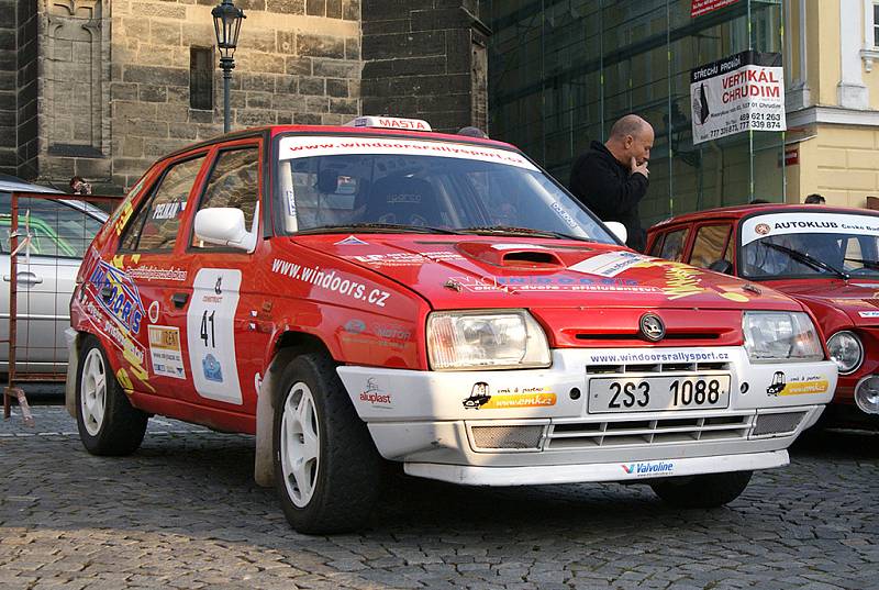 Rallye Pardubice v pátek odstartovala přehlídkou posádek