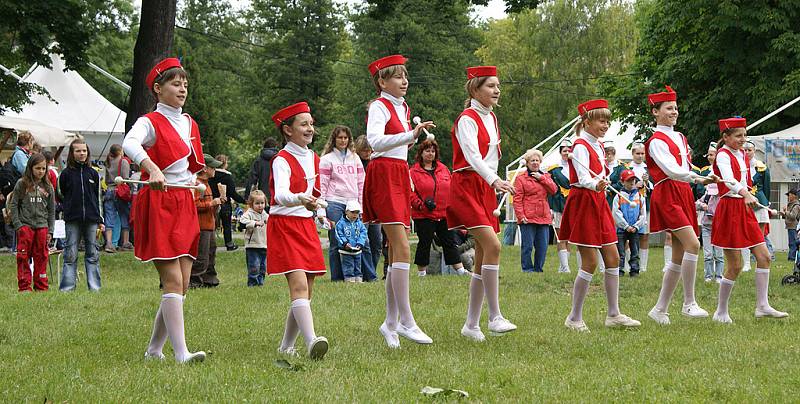 BAMBIRIÁDA 2009. Přehlídka volnočasových aktivit pro děti a mládež v chrudimském parku Střelnice propukla ve čtvrtek.