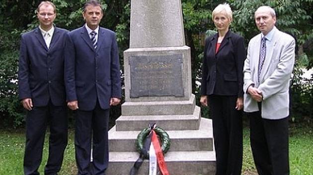 Chrudimská delegace položila u hrobu Josefa Ressela květiny.