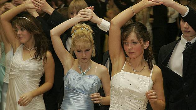 Závěřečný věneček zakončil kurzy tance a společenské výchovy v  Hlinsku.