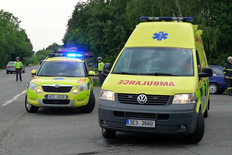 Motorkář byl zraněn při střetu s osobním automobilem poblíž odbočky na Kunčí mezi obcemi Slatiňany a Nasavrky.