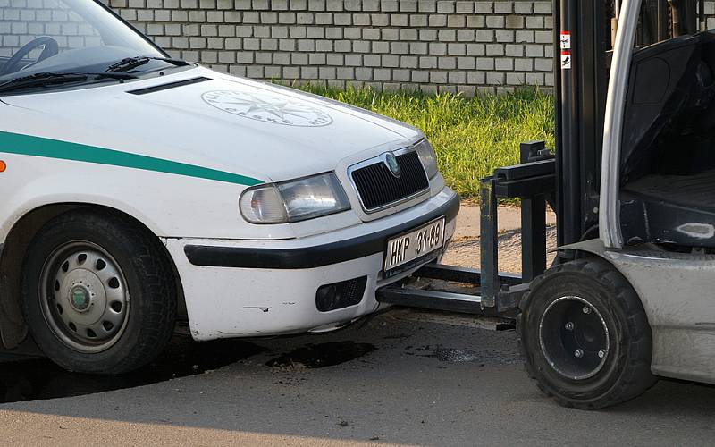 Policejní vůz se v chrudimské Tovární ulici srazil s vysokozdvižným vozíkem. Dvaapadesátiletý řidič vysokozdvižného vozíku při vyjíždění z vedlejší silnice na hlavní nedal přednost v jízdě policejnímu vozidlu Škoda Felicia. Ke zranění osob nedošlo. 