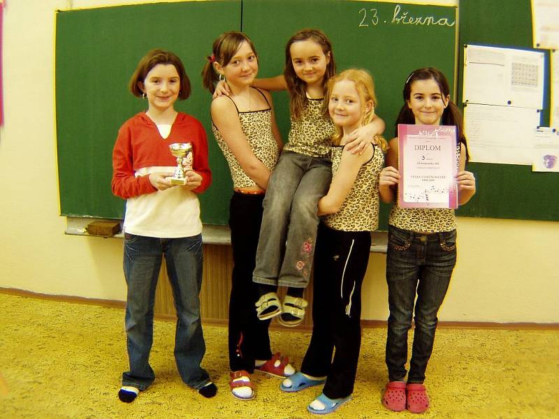 Dívky ze ZŠ Kameničky se radují z vynikajícího umístění v taneční soutěži, která se konala ve Žďáru nad Sázavou.