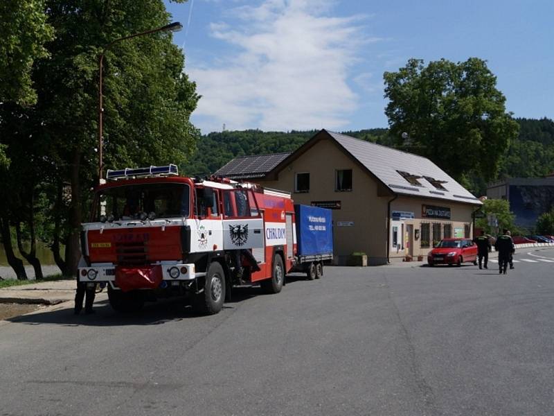 Dobrovolní hasiči z Chrudimě a jejích místních částí Markovice a Topol pomáhají ve Štěchovicích u Prahy.