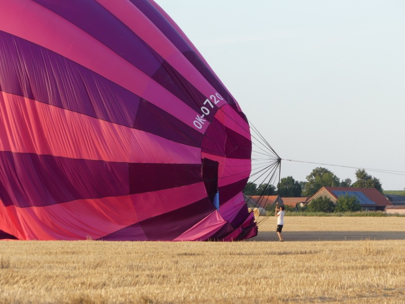 FOTO: Vzduchoplavci přistáli u Vlčnova. Koš obřího balónu pojme až 24  pasažérů - Chrudimský deník