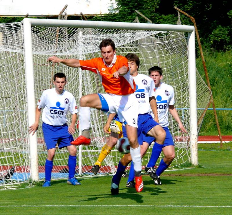 Z fotbalové utkání divize C AFK Chrudim vs. Pěnčín-Turnov 1:0.