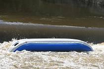 V Chrudimce v Tuněchodech zmizel vodák, jeho parťákovi se po převrácení kanoe podařilo zachránit. Po pohřešovaném muži pátrá policie.