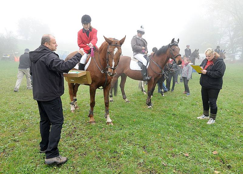 Milovníky koní neodradila v Kozojedech na Chrudimsku od účasti na Hubertově jízdě ani hustá mlha ležící na pastvinách.