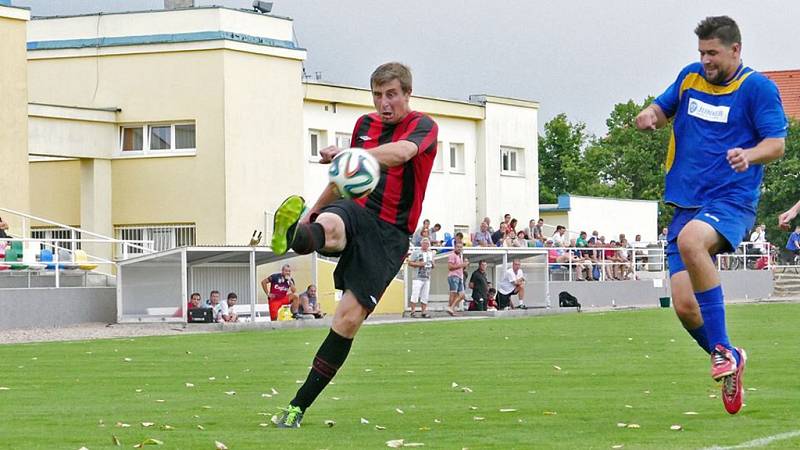 V 1. kole Poháru FAČR zvítězili fotbalisté MFK Chrudim v Holicích 1:0 díky gólu Váchy.