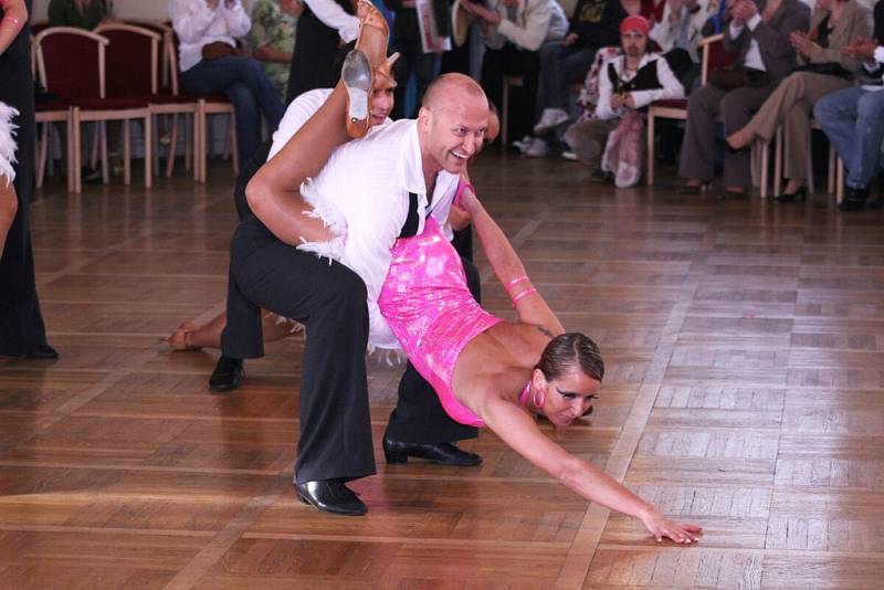 Chrudim letos hostí již šestnácté setkání tanečních souborů zabývajících se plesovými předtančeními a polkou.