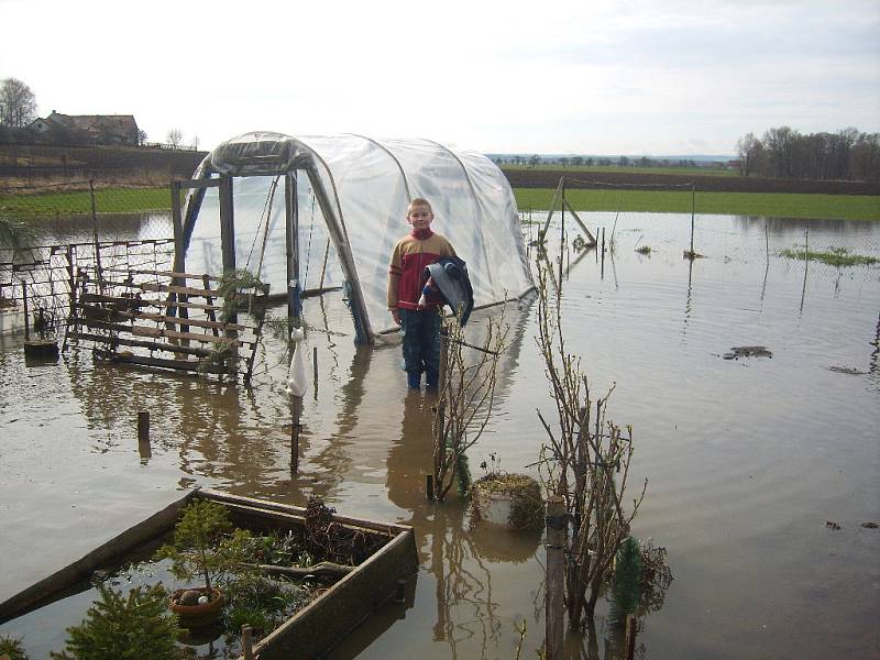 Jarní záplava na pozemku v Zájezdci.