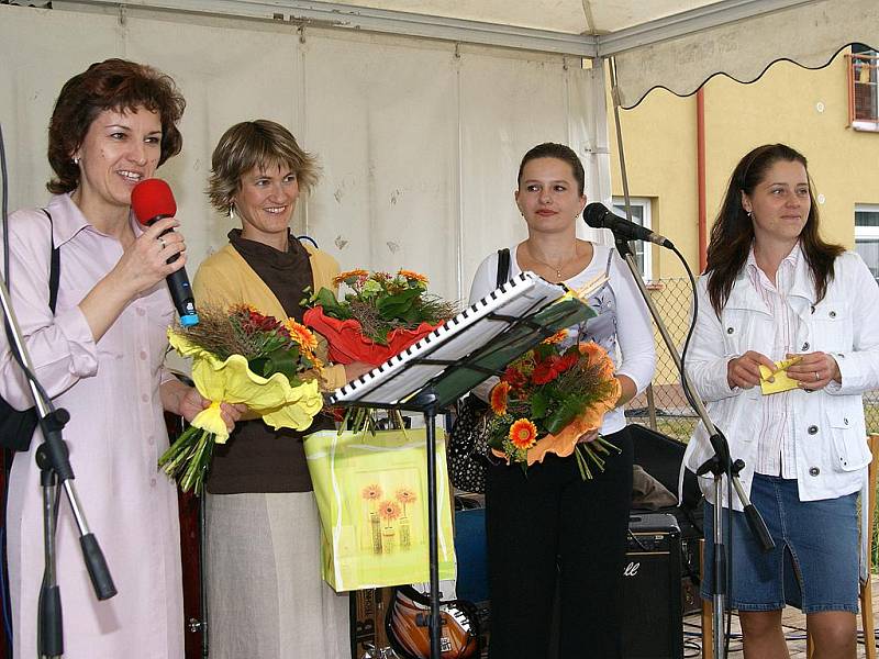 Zahrada pečovatelského domu na Rozhledně ve čtvrtek hostila oslavu 10. výročí založení Mama klubu v Chrudimi. 
