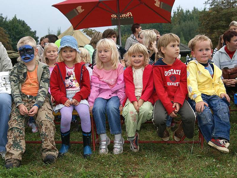 Zahrada pečovatelského domu na Rozhledně ve čtvrtek hostila oslavu 10. výročí založení Mama klubu v Chrudimi. 