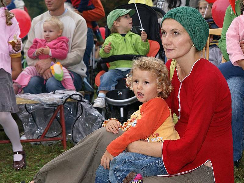 Zahrada pečovatelského domu na Rozhledně ve čtvrtek hostila oslavu 10. výročí založení Mama klubu v Chrudimi. 