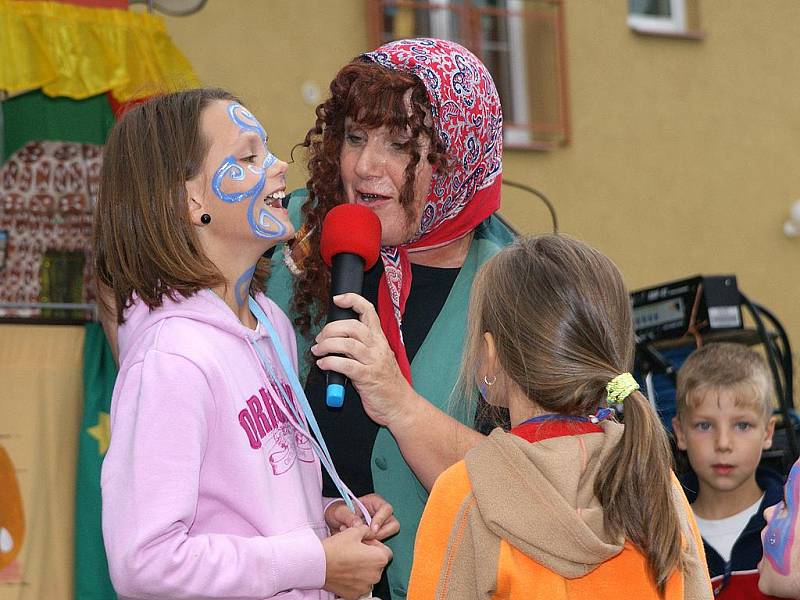 Zahrada pečovatelského domu na Rozhledně ve čtvrtek hostila oslavu 10. výročí založení Mama klubu v Chrudimi. 