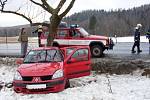 Chrudimsko: Renault Thalia narazil při nehodě do stromu. Jedna osoba byla zraněna.