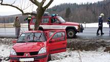 Chrudimsko: Renault Thalia narazil při nehodě do stromu. Jedna osoba byla zraněna.
