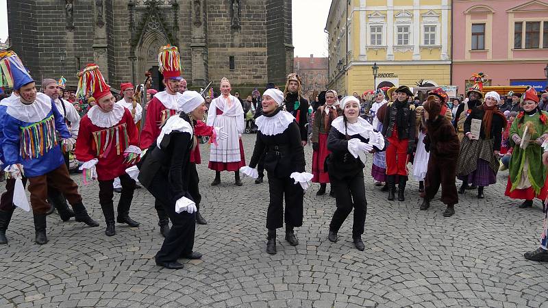 Masopustní obchůzku v Chrudimi obstaral tradičně folklorní soubor Kohoutek.