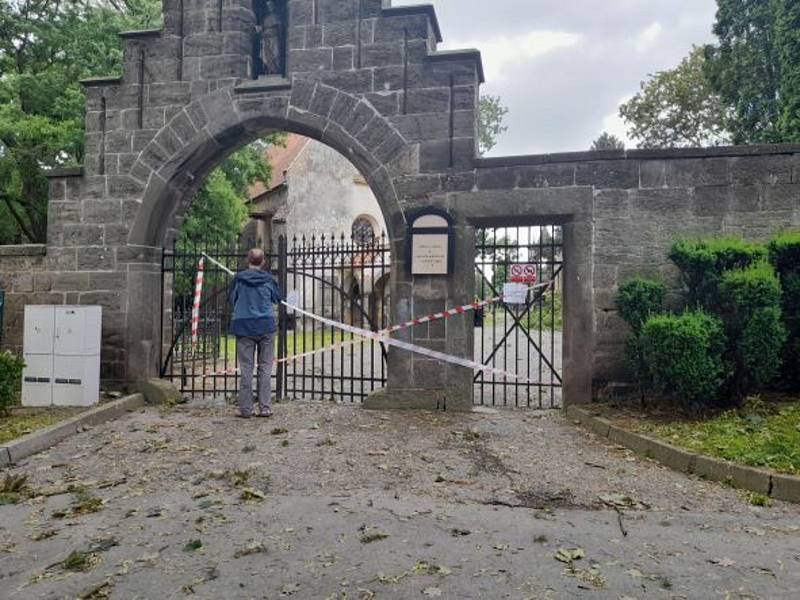 Pohled na škody v okresním městě je smutný. Naštěstí nedošlo k těžkým zraněním a úklid trvá už od pondělního večera.