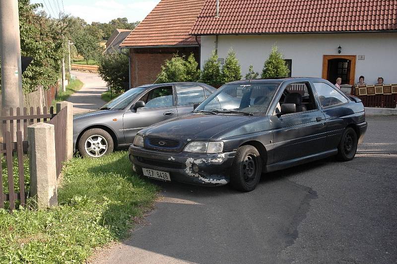 Lehké zranění si vyžádala srážka dvou vozidel v obci Lukavice - Vížky.