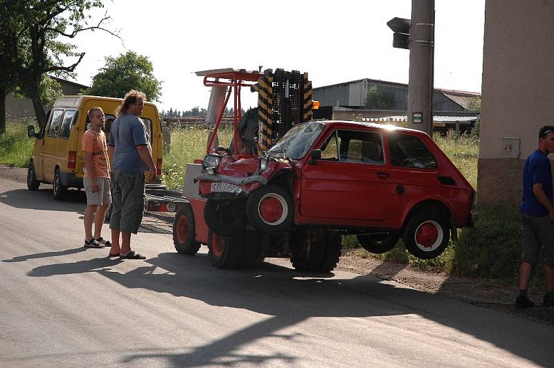 Lehké zranění si vyžádala srážka dvou vozidel v obci Lukavice - Vížky.