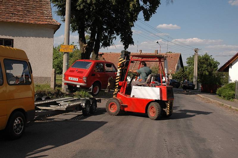 Lehké zranění si vyžádala srážka dvou vozidel v obci Lukavice - Vížky.