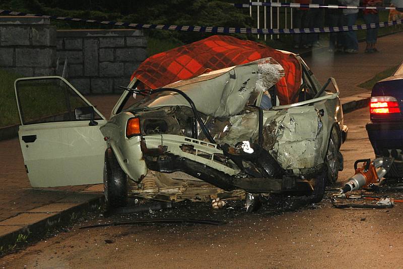 Vážná dopravní nehoda v Hlinsku si vyžádala jeden lidský život. Další dvě osoby byly při nehodě zraněny. Opilý 28letý řidič BMW svým vozem doslova rozdrtil škodovku, z místa nehody utekl. Policie už mu sdělila obvinění ze dvou trestných činů.