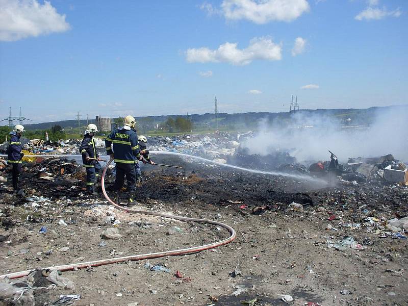 V neděli 8. května 2011 likvidovali hasiči požár skládky v Srní na Hlinecku.