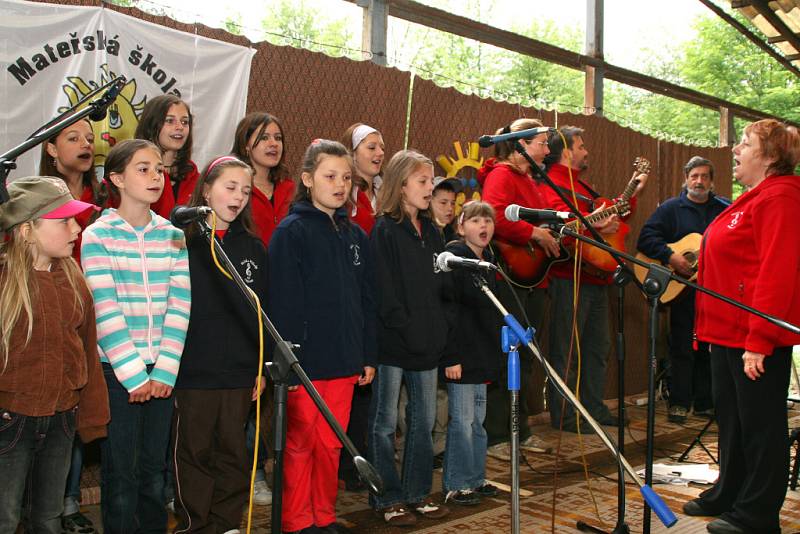 V ROSÍCÍCH NA TRŽNICI se sešly dětské sbory na prvním ročníku folkového minifestiválku „Folková školka“. 