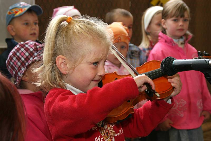 V ROSÍCÍCH NA TRŽNICI se sešly dětské sbory na prvním ročníku folkového minifestiválku „Folková školka“. 