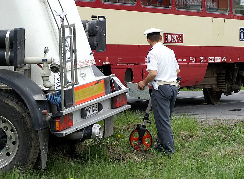 Ke srážce cisterny s vlakem došlo na necháněném přejezdu v Prachovicích. Při nehodě nebyl naštěstí nikdo zraněn.