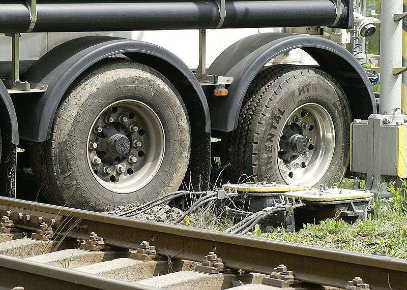 Ke srážce cisterny s vlakem došlo na necháněném přejezdu v Prachovicích. Při nehodě nebyl naštěstí nikdo zraněn.