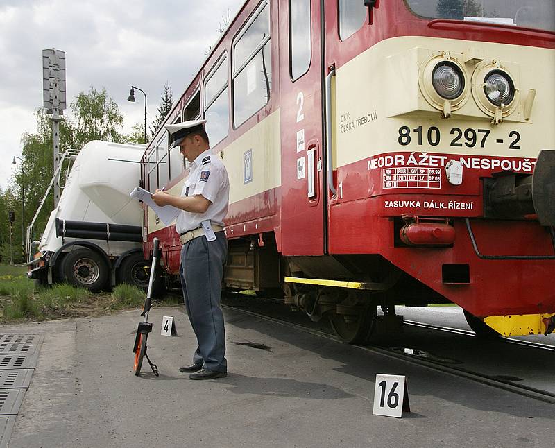 Ke srážce cisterny s vlakem došlo na necháněném přejezdu v Prachovicích. Při nehodě nebyl naštěstí nikdo zraněn.