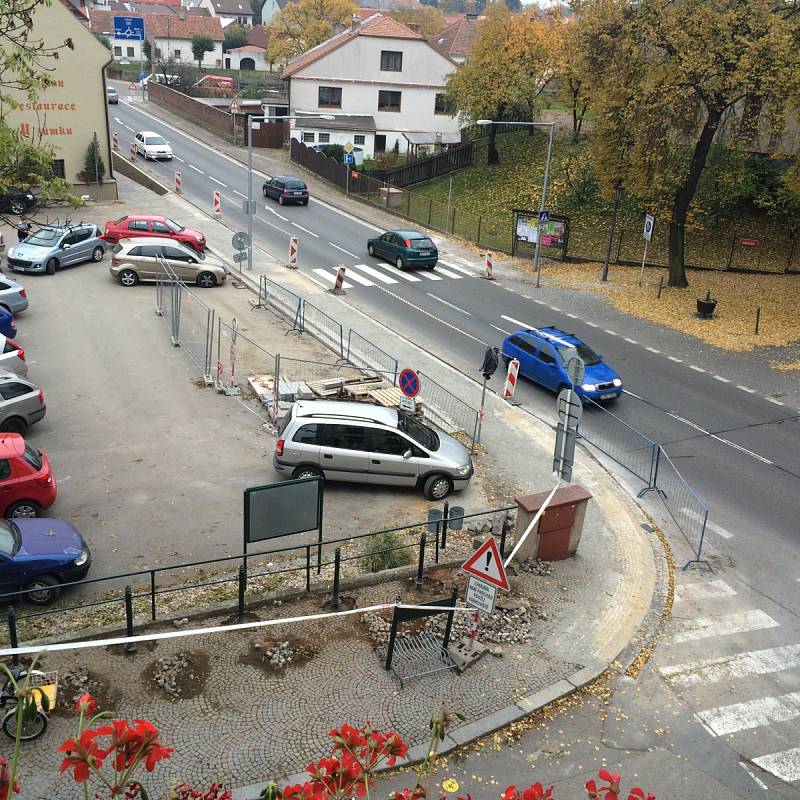 Rekonstrukce chodníku vedoucího kolem Městského úřadu ve Slatiňanech stála něco přes milion korun.