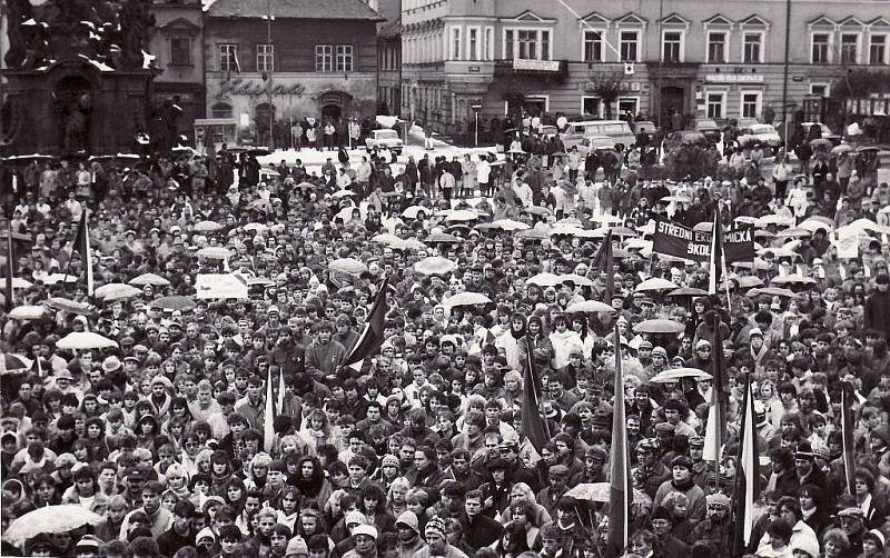 Listopadové dění roku 1989 v Chrudimi.