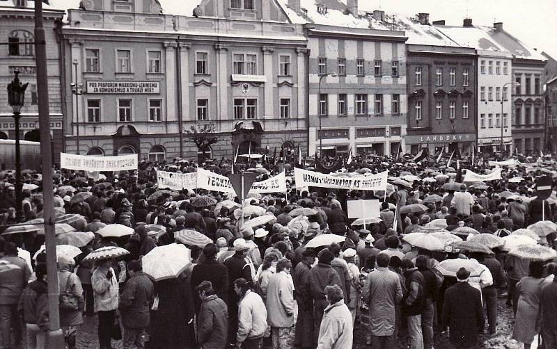 Listopadové dění roku 1989 v Chrudimi.