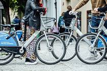 Sdílená kola užívají lidé v pětadvaceti českých městech.