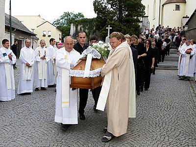 Pohřební průvod.