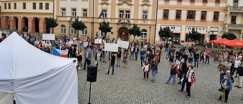 V Chrudimi na Resselově náměstí se sešlo ke dvěma stovkám lidí, mnozí z nich s transparenty a vlajkami.