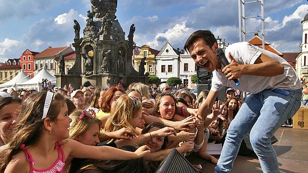 Štafetový běh World Harmony Run zavítal do Chrudimi. Na Resselově náměstí ho zpestřil koncert a autogramiáda finalisty Superstar Jana Bendiga.