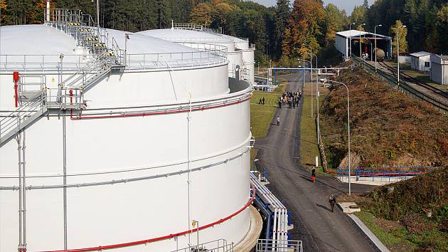 Čtyři zbrusu nové zásobníky paliva nedaleko Heřmanova Městce pojmou dohromady na 40 tisíc metrů krychlových paliva.