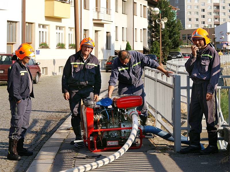 Hasiči cvičili u domu s pečovatelskou službou v Chrudimi.