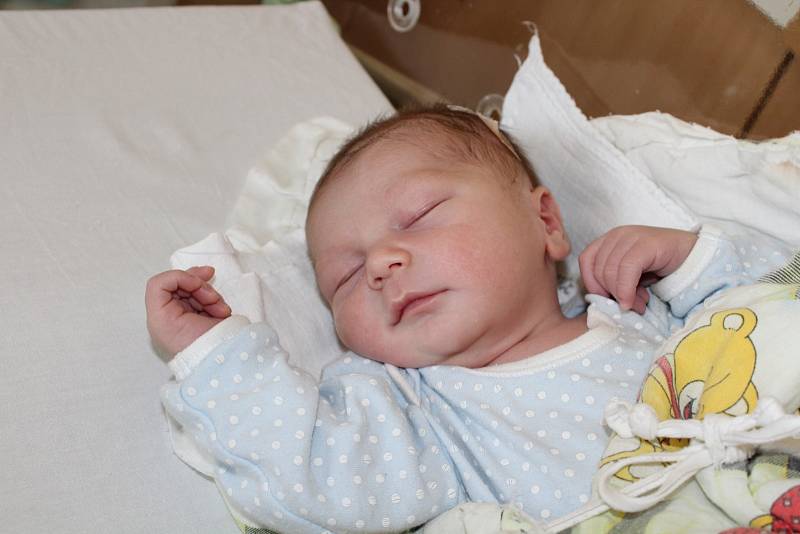 OLIVER VÝBORNÝ (4,14 kg a 51 cm). Čerstvými rodiči jsou od 2.6. od 8:30 Alena a Martin z Vysokého Mýta.