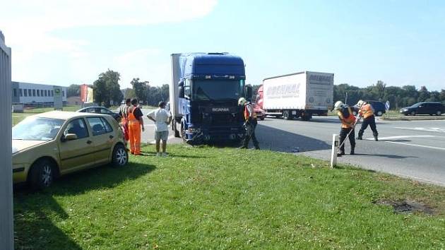 Při střetu osobního automobilu Volkswagen Golf s  nákladním automobilem značky Scania byla jedna osoba zraněna.
