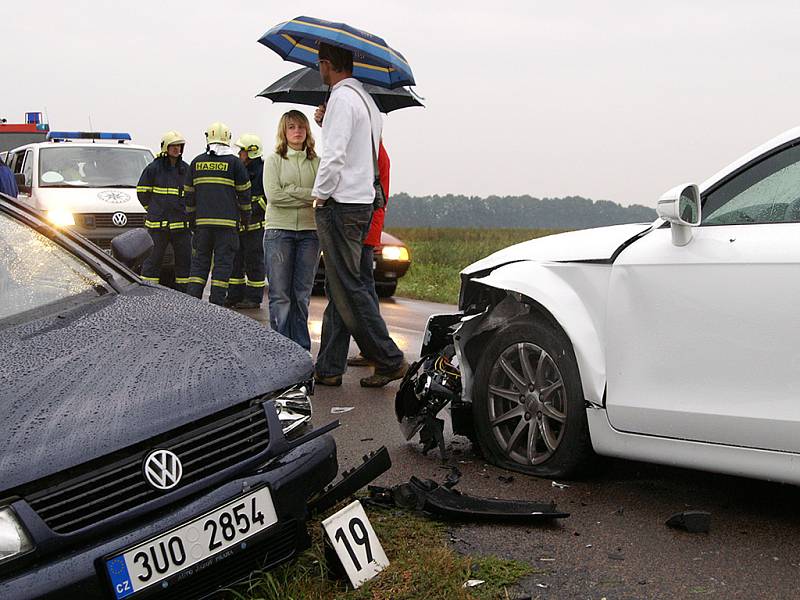 Srážka audi a VW se obešla naštěstí bez zranění osob.