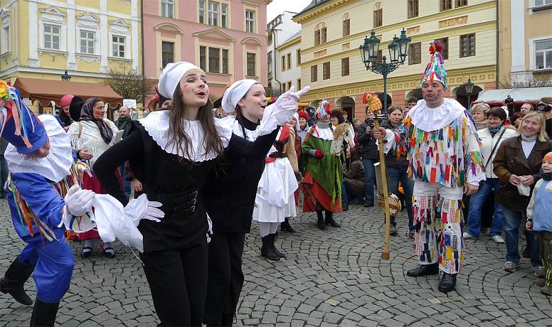 Masopustní obchůzka na Resselově náměstí v Chrudimi.