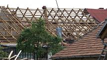 Ve Smrkovém Týnci vichřice lámala stromy a trhala střechy.
